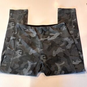 VOGO Athletica Camo High Waisted Capri Yoga Pants, Size M